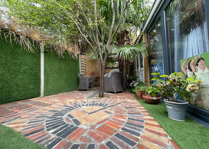Luxury 4 Bedroom House With 4 Bathrooms - Elizabeth Line & Acton Central Stations At Walking Distance