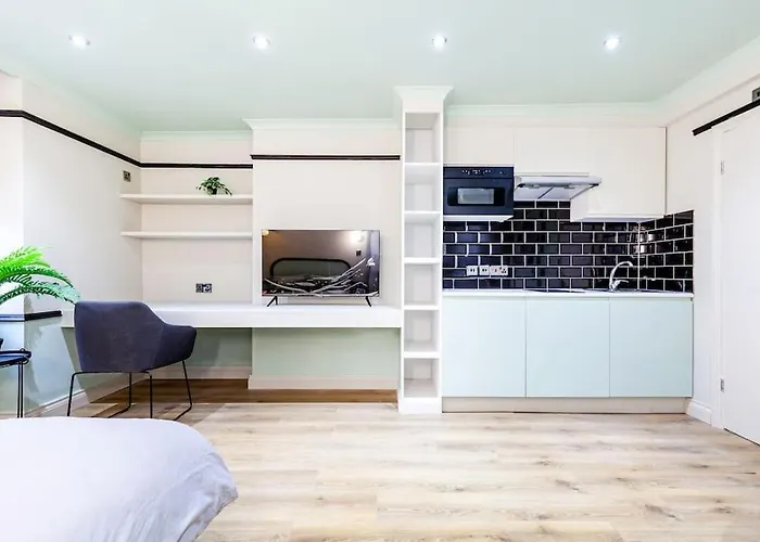 Studio Near Queensway Station