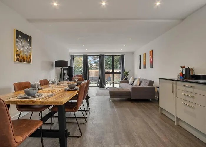 3-Bed, 2-Bath Wembley Apartment With Free Parking