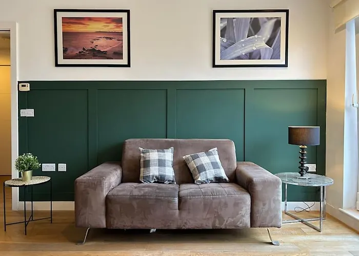 Newly Renovated & Modern 2-Br Close To Canary Wharf