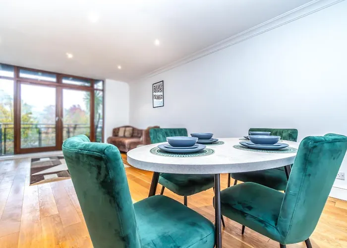 Lovely 2 Bedroom By The Docks