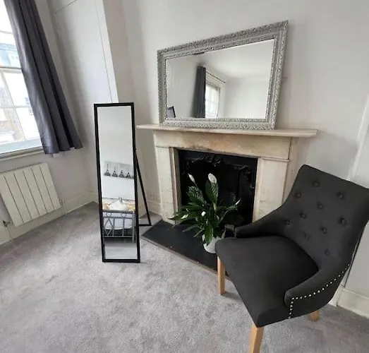 3 Bedroom Apartment In Victoria, Central London