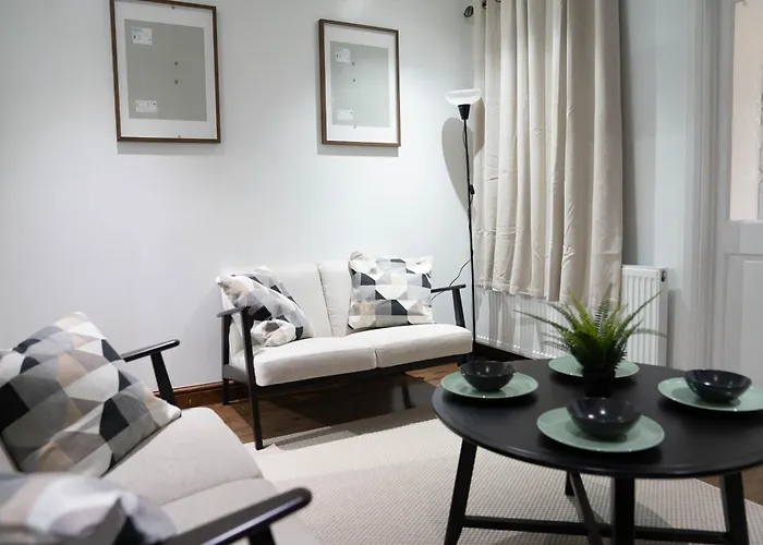 Modern, Cozy 3-Bed House In London Perfect For Families, Contractors And Groups!