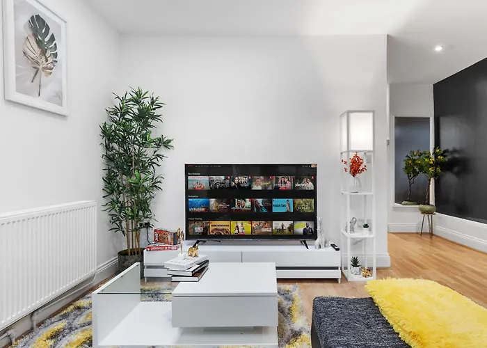 Stylish 2-Bed London Escape- Sleeps 6- Garden & Parking - 15 Mins To Central- Save 20 Percent Weekly!