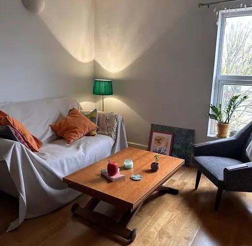 Comfortable 3-Bed Flat In Vibrant Camberwell