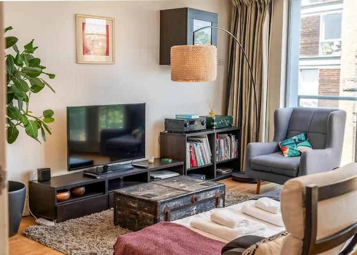 Bright & Spacious Battersea Flat