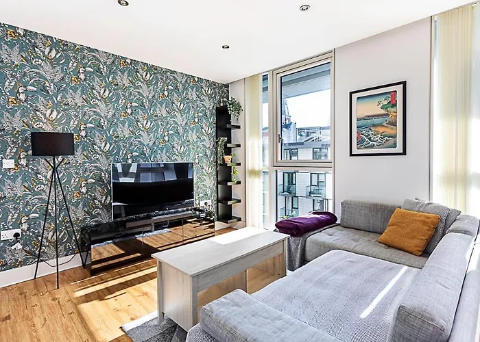 City-Close 1-Bed Apartment Near Tower Hill