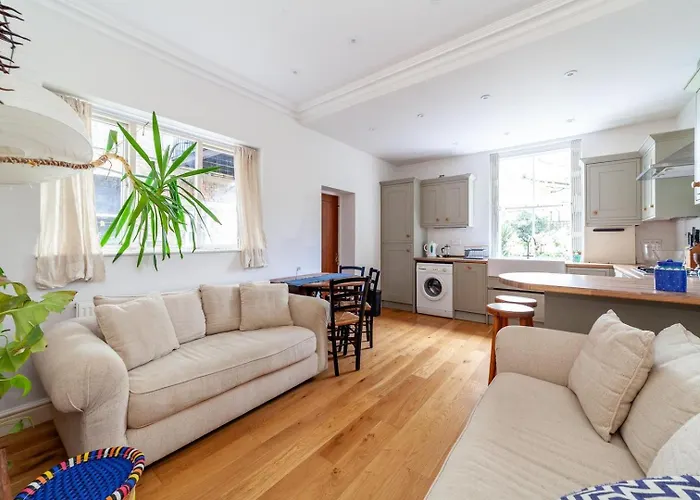 Cosy And Spacious Home