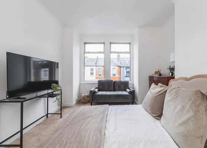 Central 4 Bdr Home - 4 Mins Walk To Station, Private Garden Explore London This Christmas