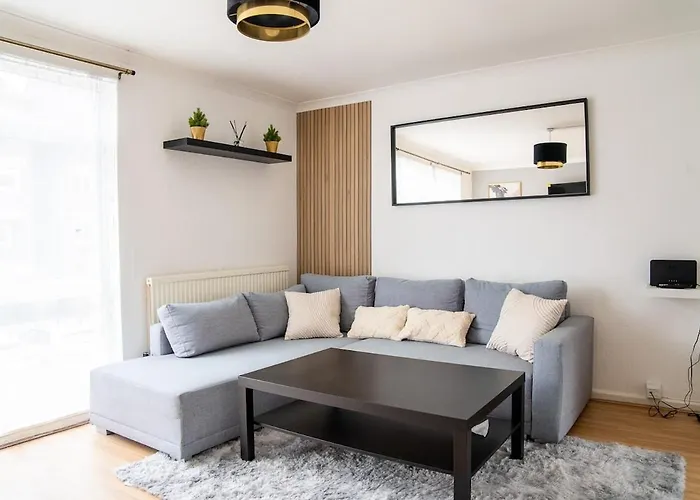 Large Cozy 4 Bedroom House In London