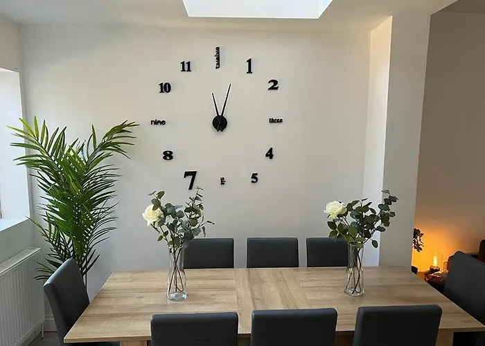 Entire 5 Bedroom Home With Garden - Sleeps 9