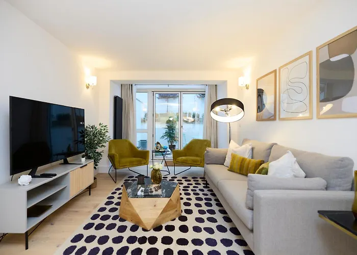 The Melbray Gem - 2Bdr Apartment With Courtyard