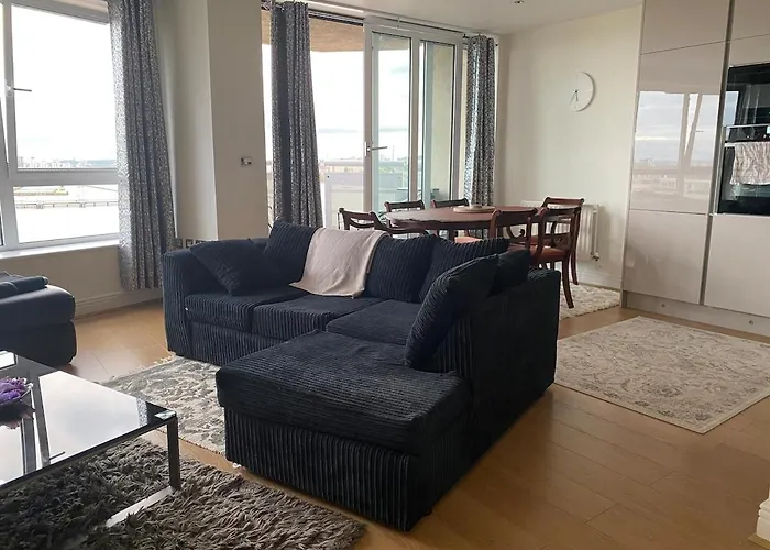 Nice 2 Bedroom Apartment By The River Thames