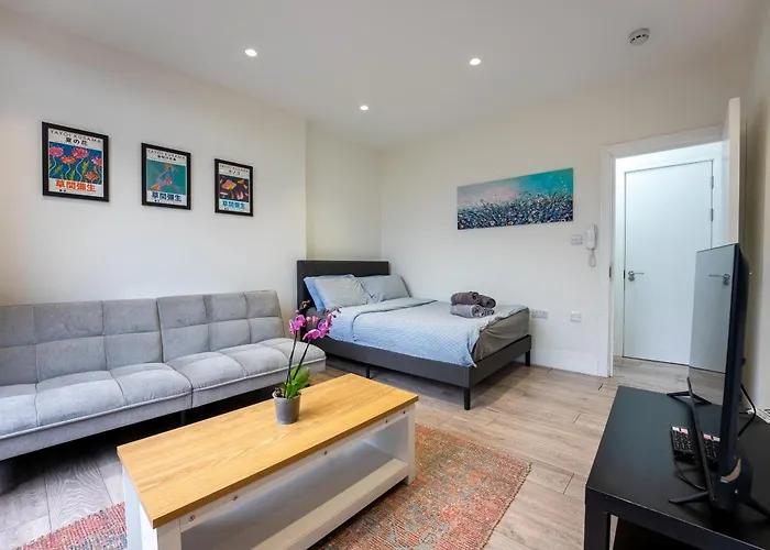 Modern Studio Flat With Balcony In Heart Of London