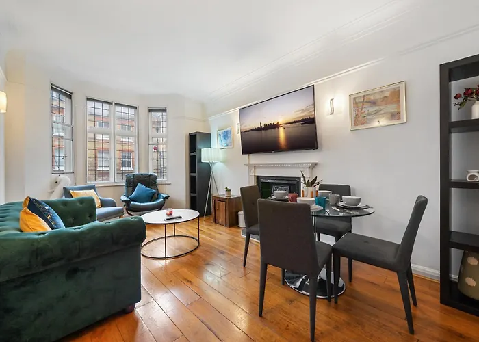 Old Elegant 2-Bedroom Apartment On Marylebone High Street