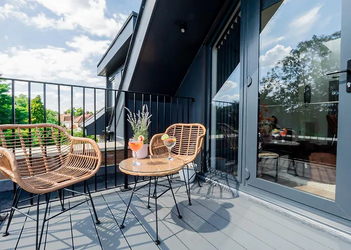 Superb Top Floor 1-Bedroom Flat With Charming Two Balconies