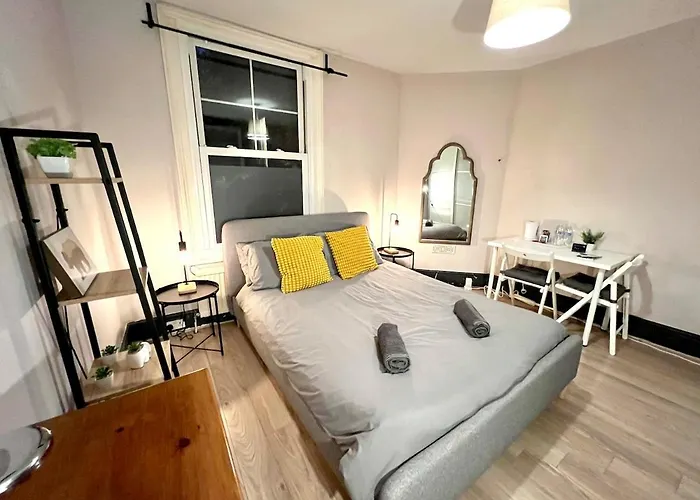 Sleeps 7 The Red Door House