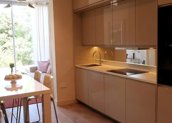 1 Bedroom Modern En-Suite Apartment Nine Elms