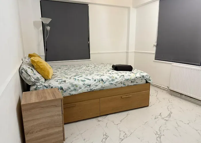 Edgware Road Room For 4 Guests