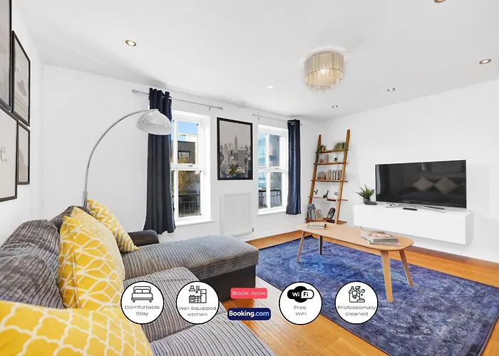 Lovely 3 Bedroom House Short Term Rental & Flexible Renting Limehouse With Private Parking And Garden!