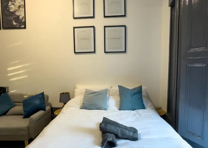 3 Min From Station, Studio Flat London