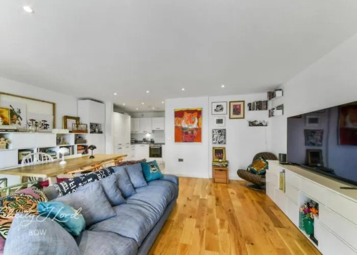 Spacious 2 Bedroom Apartment With Balcony
