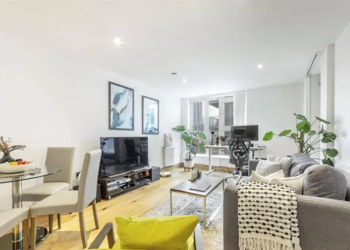 Beautiful Modern 2 Bedroom Apartment With Balcony