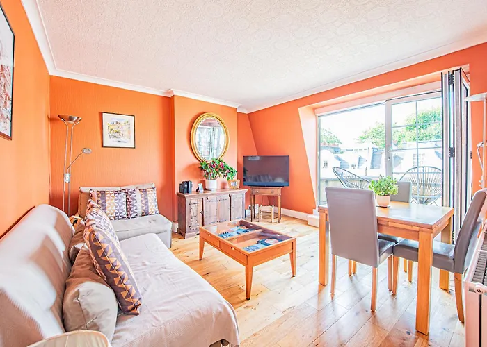 Bright 1-Bed Flat With Balcony In West Kensington