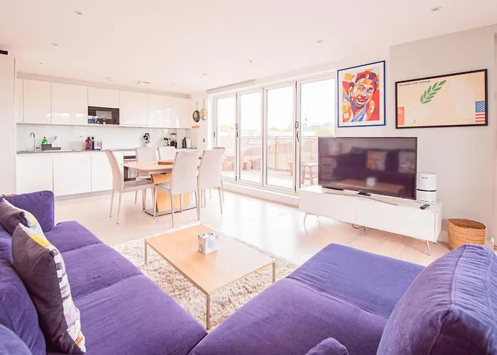 Modern 2 Bed Flat In Battersea Close To Transport