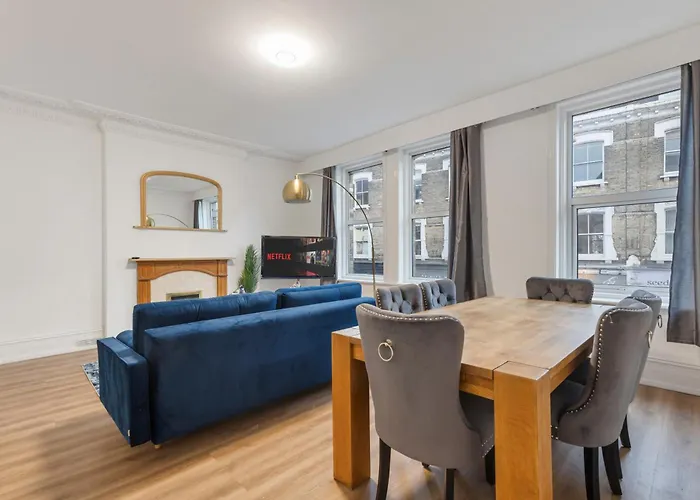 Modern 5-Bedroom Fulham Flat - Sleeps 12