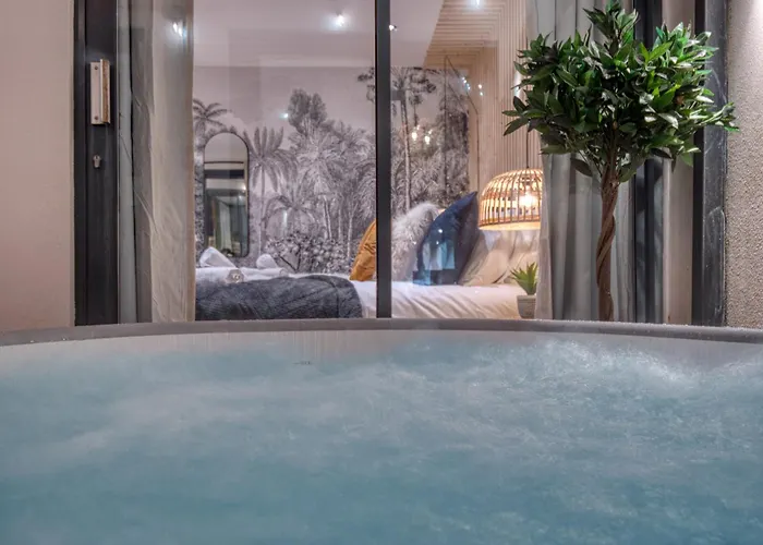 London Borough Market - Hot Tub, Gaming & Cinema