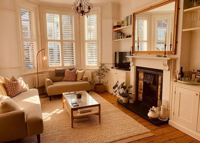 Stunning Home, Garden, Parking & Close Train Stations