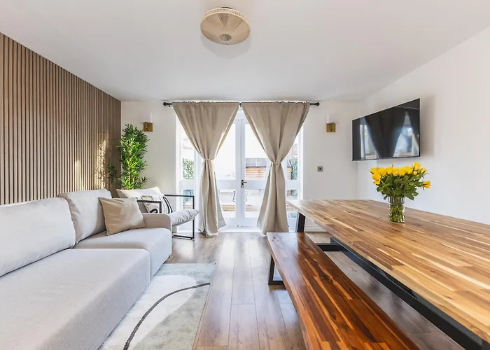 Arte Stays Serviced Houses Stratford - 3 Bedrooms 2 Bathrooms Houses London, Stratford, Maryland, Free Parking, Garden, Weekly Or Monthly Stays - Up To 8 Guests