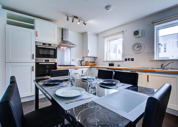 2 Bedroom Flat Near Westfield, Hospital, Stadium & Uni