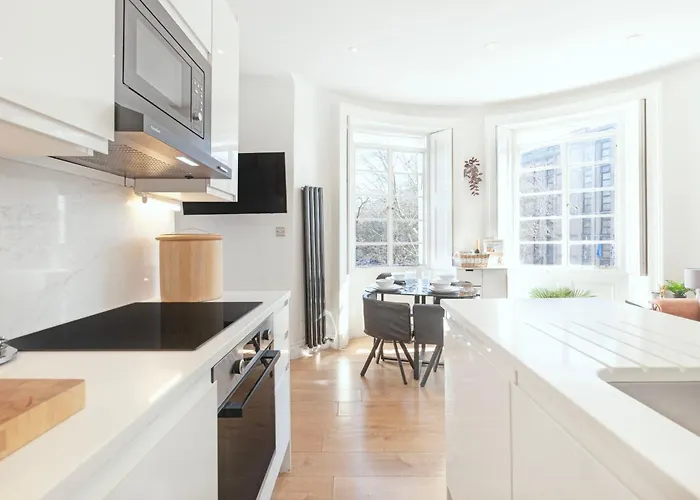 Luxury 2 Bedroom Flat In Royal Crescent