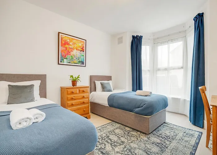 Spacious House In North London, Very Close To Train Station And Bus Stops, Near Tottenham Stadium & Lots Of Parking