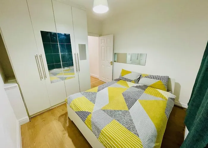 Luxury 2 Bed House With Parking, 5 Min Walk To Station & Ldo