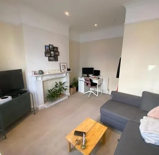Dancer Road - Welcoming Flat With Outdoor Space