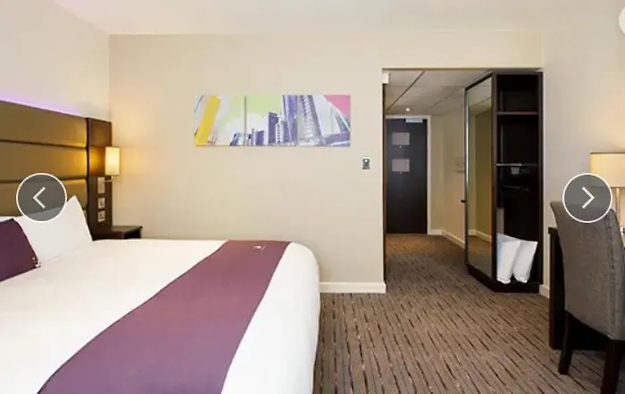 Comfortable Private Room, Steps From Metro & Elizabeth Line