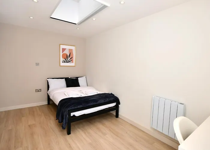 Morden Stratford Room 2 With Shared Bathroom