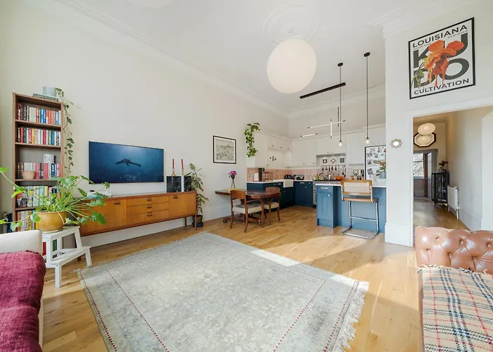 Spacious & Luxurious 2-Bedroom Edwardian Apartment