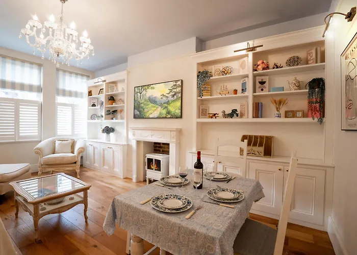 The Plush Putney Apartment - 2 Bed - 2 Bath - Ground Floor Apt