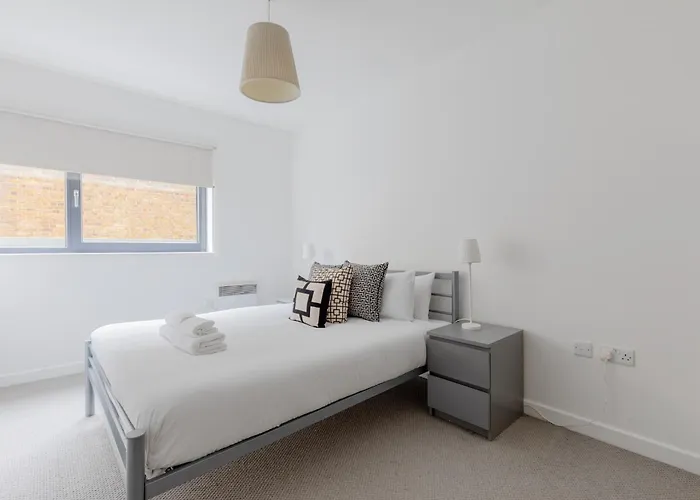 Contemporary 2Bd Flat W Patio In East London