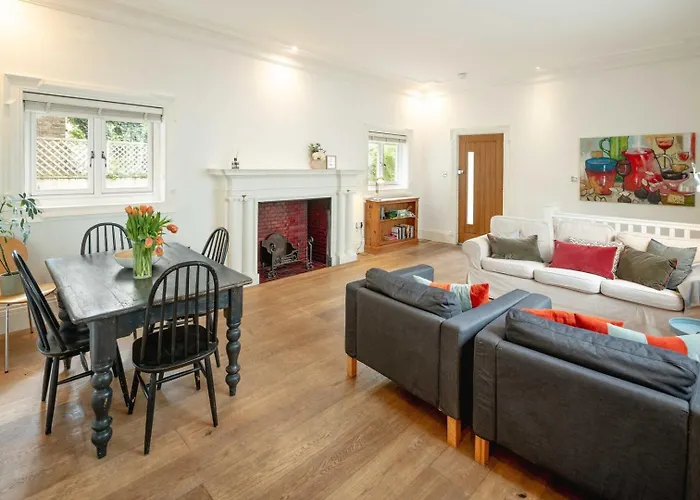 Chic 2Bd London Flat Opp. Earl\'S Court Station