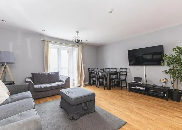 Spacious & Trendy 4-Bed Near River Thames