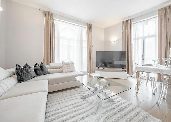 Charming Oxford Street Home Away