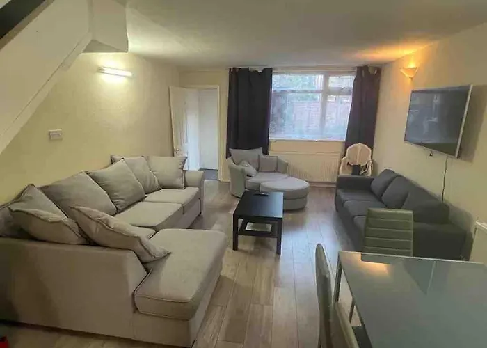 Spacious 4-Bedroom House Near Station