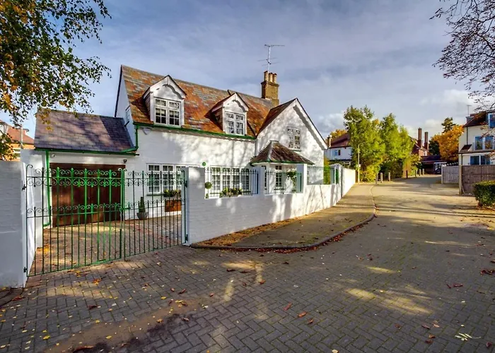 NEW Cosy 2 Bedroom Detached House West Finchley