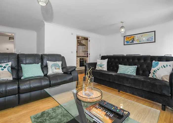 Beautiful Spacious 2 Bed Flat With 2 Parking Near Wembley Stadium