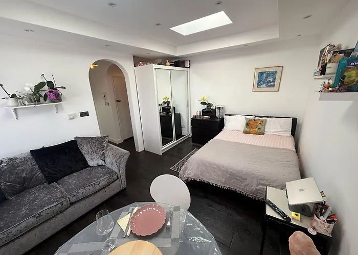 Large One Bedroom Studio Near Kensington Gardens, Notting Hill